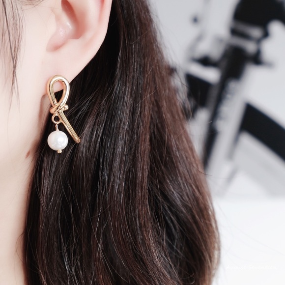 Gold Knot Pearl Earrings - Picture 3 of 5